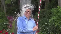Aksi Bill Gates Guyur Air Es ke Kepala Tanpa Pegang Ember