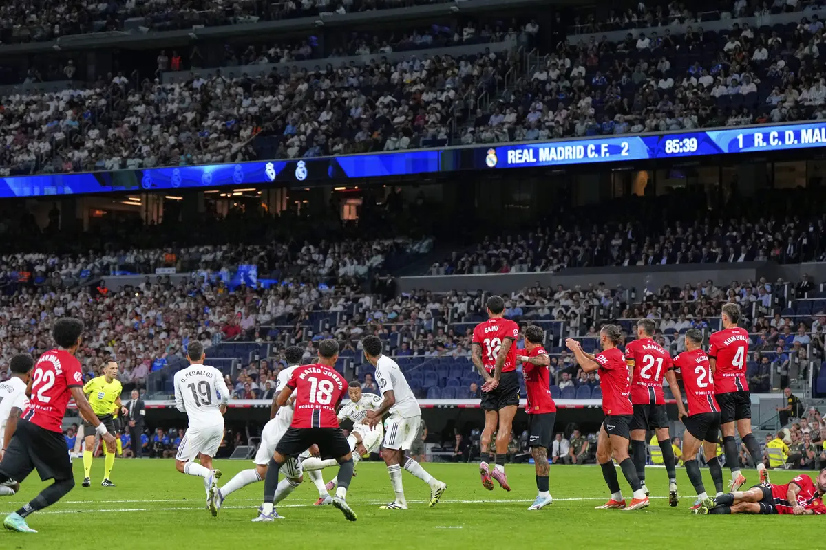 Kylian Mbappe dari Real Madrid (tengah) mengambil tendangan bebas dalam laga La Liga antara Real Madrid dan Mallorca