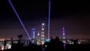 Para pekerja menyetel peralatan untuk pertunjukan cahaya di Sinar Mas Plaza di Shanghai, China pada 26 Oktober 2020. Pertunjukan cahaya akan digelar 5 November untuk merayakan pembukaan China International Import Expo/CIIE ketiga, yang berlangsung di Shanghai pada 5-10 November. (Xinhua/Fang Zhe)