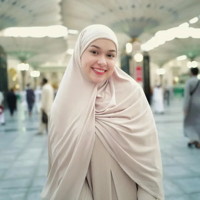 7 Potret Rebecca Klopper Jalani Umrah, Tampil Anggun Berhijab