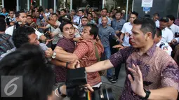 Kericuhan terjadi usai sidang vonis Marudut, Jakarta, Jum'at (2/9). Kericuhan terjadi karena wartawan dari sejumlah media dihalangi dan dipukul oleh pendukung Marudut. (Liputan6.com/Helmi Afandi)
