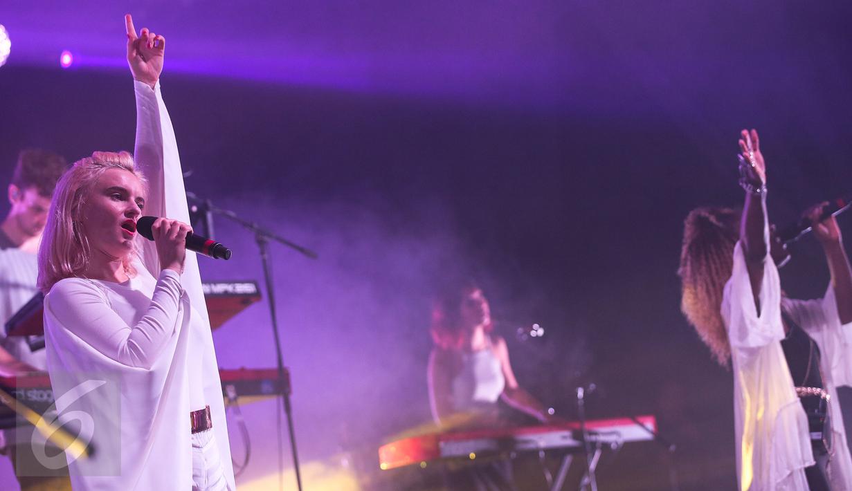 Vokalis Grup band Clean Bandit , Grace Chatto (kiri) tampil dalam konser yang bertajuk "Clean Bandit Live in Jakarta" di Jakarta, (8/12). Mereka membawakan dua belas lagu diantaranya Real Love, Stronger dan Rather Be. (Liputan6.com/Faizal Fanani)