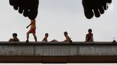 Anak-anak bersiap melompat ke Sungai Ciliwung yang meluap di kawasan Rawajati, Jakarta, Jumat (26/4). Tingginya volume debit air yang berasal dari Bogor tidak menyurutkan niat anak-anak itu untuk tetap berenang, meskipun berbahaya bagi keselamatan. (Liputan6.com/Immanuel Antonius)