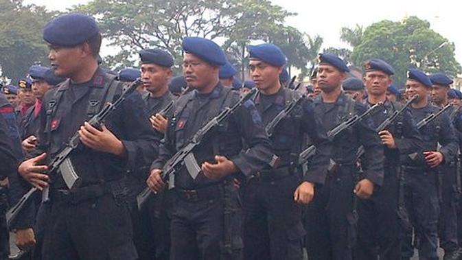 Dua Anggota Brimob Dibacok Debt Collector