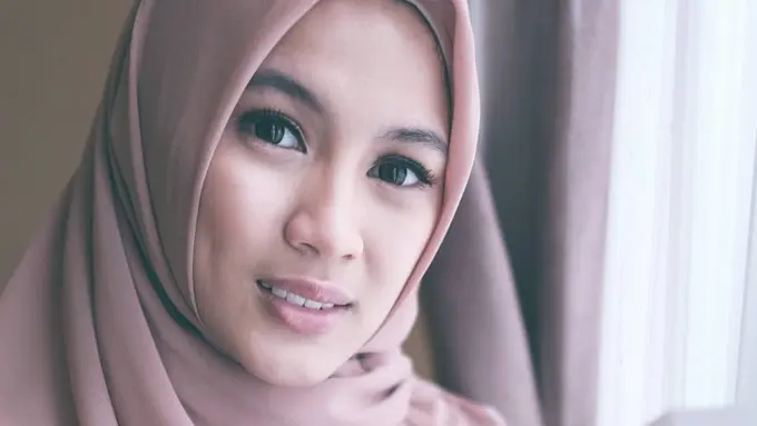 [Bintang] Nggak Neko-neko, Makeup Simpel Alyssa Soebandono Ini Bikin Dude Harlino Makin Jatuh Hati