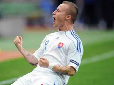 Selebrasi gol gelandang Slovakia Miroslav Stoch ke gawang Rusia dalam lanjutan kualifikasi Euro 2012 di Moskow, 7 September 2010. Slovakia unggul 1-0. AFP PHOTO / ALEXANDER NEMENOV 