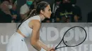 <p>Wulan Guritno bermain tenis [Instagram/wulanguritno]</p>