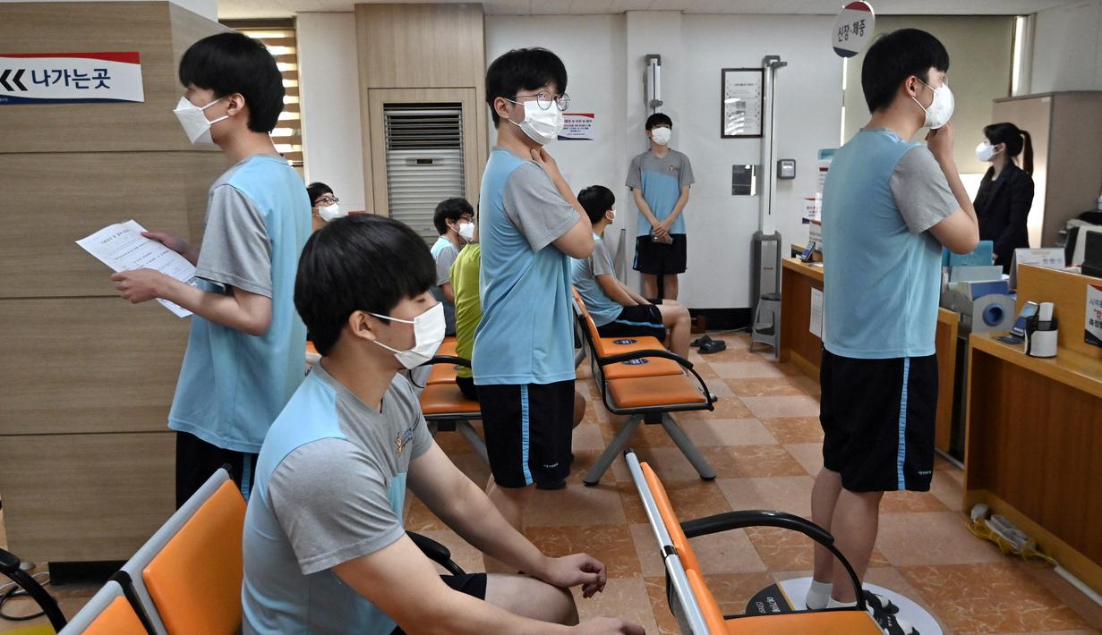 Sejumlah pemuda Korea Selatan menjalani pemeriksaan medis untuk wajib militer di Administrasi Tenaga Kerja Militer Regional Seoul, Seoul, Korea Selatan, Rabu (1/2/2023). Korea Selatan mempertahankan sistem wajib militer yang mengharuskan hampir semua warga pria sehat untuk mengikutinya. (Jung Yeon-je/AFP)