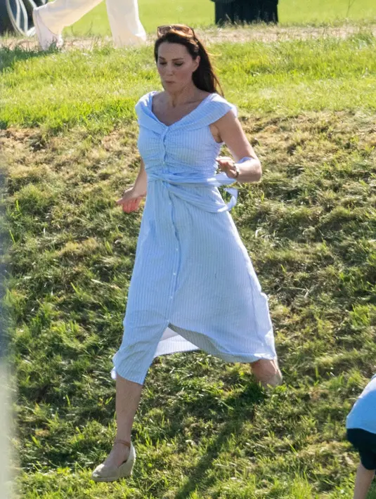 Kate Middleton menghadiri acara amal Kerajaan Inggris bertajuk Maserati Royal Charity Polo Trophy di Beaufort Polo Club, Gloucestershire, Minggu (10/6). Kate pun menyempurnakan penampilannya dengan sepasang wedges rancangan Russell & Bromley. (AP Photo)