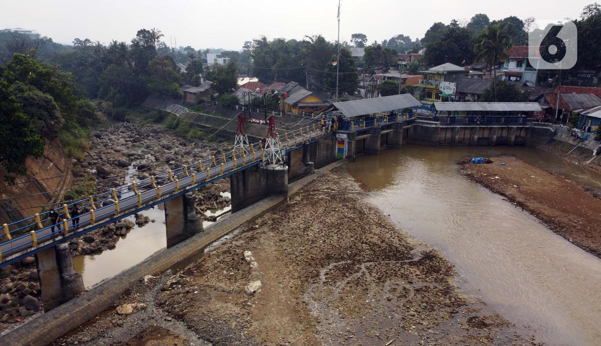 Foto udara memperlihatkan kondisi Bendung Katulampa, Kota Bogor, Jawa Barat, Senin (3/8/2020). Debit air sungai Ciliwung di Bendung Katulampa mengalami penyusutan sejak satu bulan terakhir memasuki awal musim kemarau dengan ketinggan air 0 cm. (Liputan6.com/Helmi Fithriansyah)