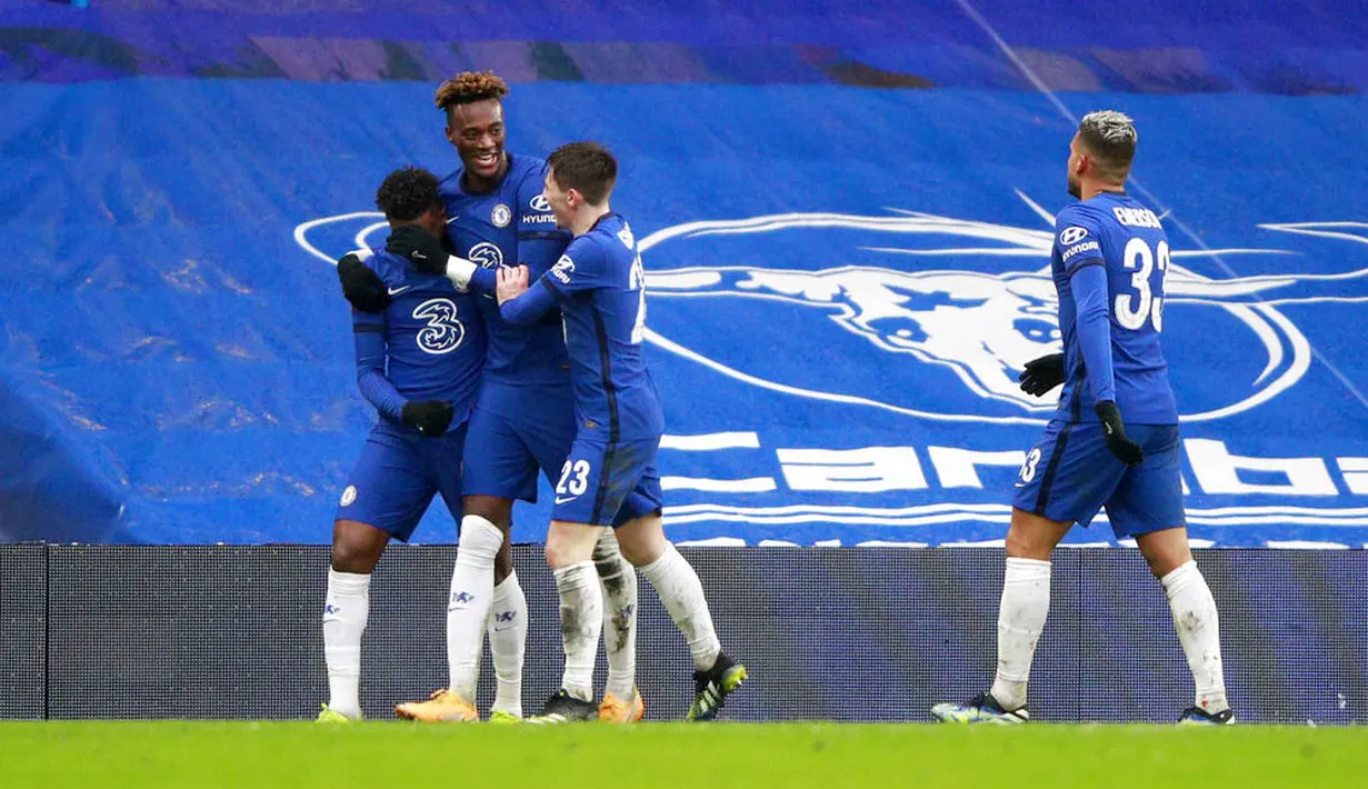 Para pemain Chelsea merayakan gol yamg dicetak oleh Tammy Abraham ke gawang Luton Town pada laga Piala FA di Stadion Stamford Bridge, Minggu (24/1/2021). Chelsea menang dengan skor 3-1. (AP/Ian Walton)