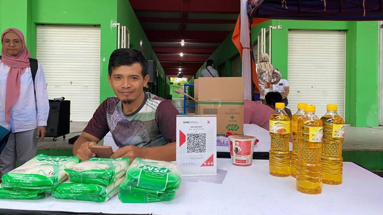 Tinggalkan Pekerjaan di Kota Besar Pilih Pulang Kampung agar Dekat dengan Anak Istri, Kisah Pedagang Kelontong Asal Tuban Ini Bikin Haru