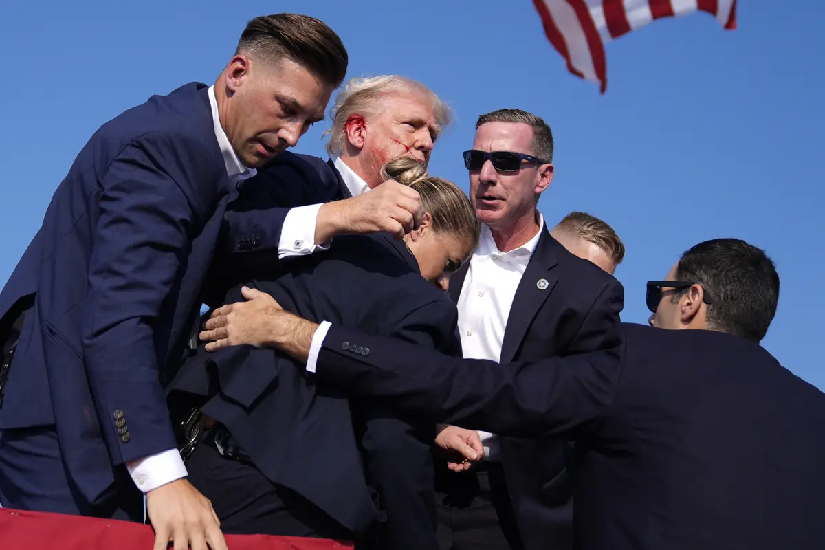 Donald Trump Ditembak Saat Kampanye