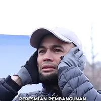 Teuku Wisnu di Yokohama Jepang saat mengazankan tanah yang akan dibangun masjid dari Indonesia. (Instagram @teukuwisnu)