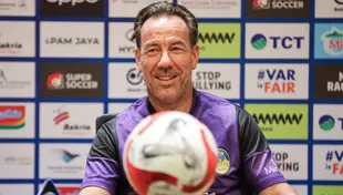 Pelatih PSIM Yogyakarta, Jean-Paul van Gastel. (Bola.com/Abdul Aziz)