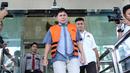 Adam Munandar berjalan menuju mobil tahanan usai menjalani pemeriksaan perdana, Jakarta, Jum'at (26/6/2015). Adam ditangkap bersama Kepala Dinas PPKAD, Syamsudin Fei dan Kepala Bappeda Kabupaten Muba Faisyar . (Liputan6.com/Helmi Afandi)