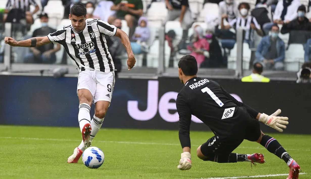 Striker Juventus, Alvaro Morata berusaha mencetak gol ke gawang yang dijaga kiper Sampdoria, Emil Audero selama pertandingan lanjutan Liga Serie A Italia di Allianz Stadium di Turin, Italia, Minggu (26/9/2021). Juventus menang tipis atas Sampdoria dengan skor 3-2. (Marco Alpozzi/LaPresse via AP)