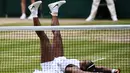 Serena Williams merebahkan diri diatas rumput saaat merayakan kemenangan atas petenis Jerman  Angelique Kerber  pada final tunggal putri Wimbledon Championships 2016di The All England Lawn Tennis Club, Wimbledon, London, (9/7/2016). (AFP/Glyn Kirk)