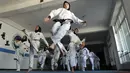 Gadis-gadis Afghanistan berlatih taekwondo selama sesi pelatihan di Kabul, Afghanistan, pada 1 Maret 2021. Latihan bela diri ini mengupayakan para perempuan di Afghanistan bisa melindungi dirinya sendiri. (AP Photo/Rahmat Gul)