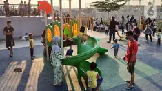 Orang tua dan anak-anak bermain di area bermain dan sarana olahraga tanpa abaikan protokol kesehatan di Community Center, Pamulang Barat, Tangerang Selatan, Senin (27/7/2020). Tangerang Raya kembali memperpanjang PSBB hingga 8 Agustus meski sudah masuk dalam zona kuning. (Liputan6.com/Fery Pradolo)