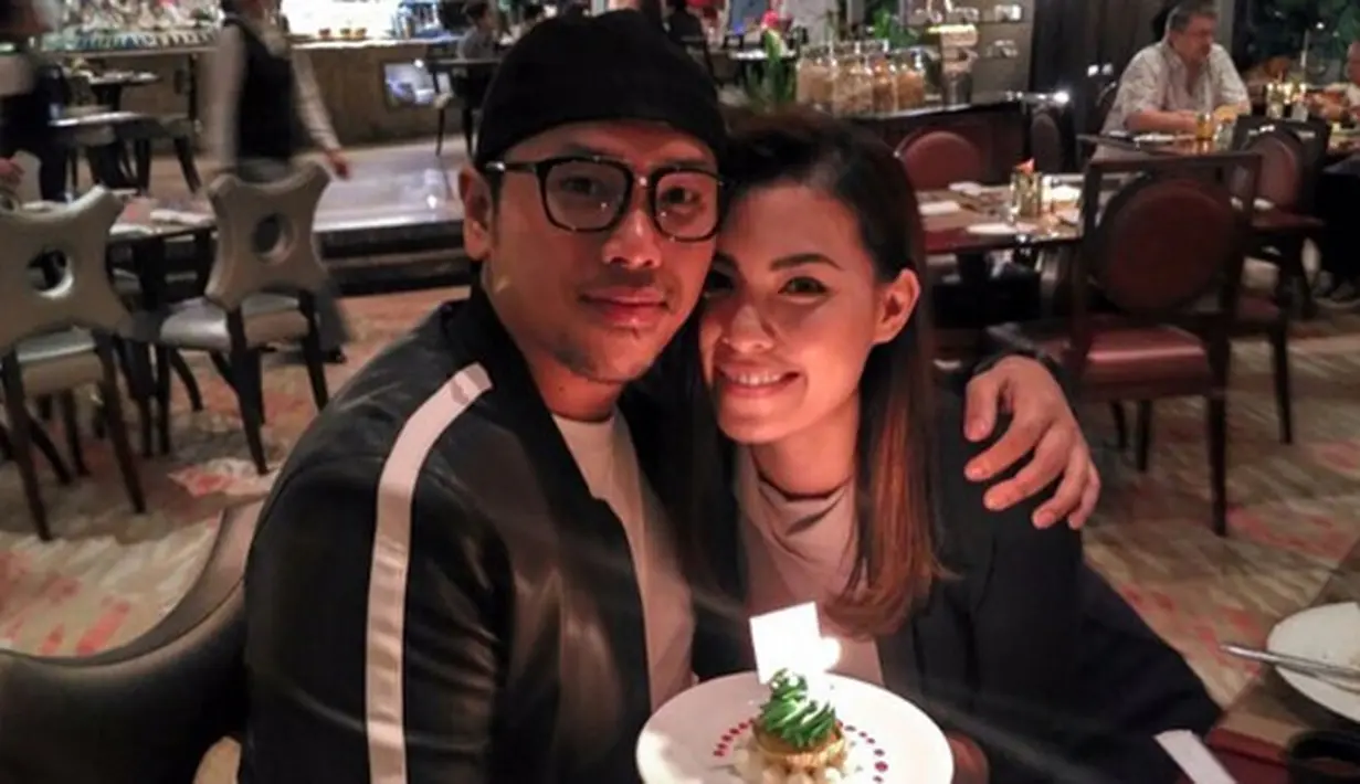 Pasangan Sammy dan Viviane akan resmi menjadi sepasang suami-istri pada akhir Juli 2017 ini dan memilih Bali sebagai tempat janji suci itu diucapkan. Kabar bahagia ini datang dari Widy, selaku manajer Sammy. (Instagram/viv_viviane)