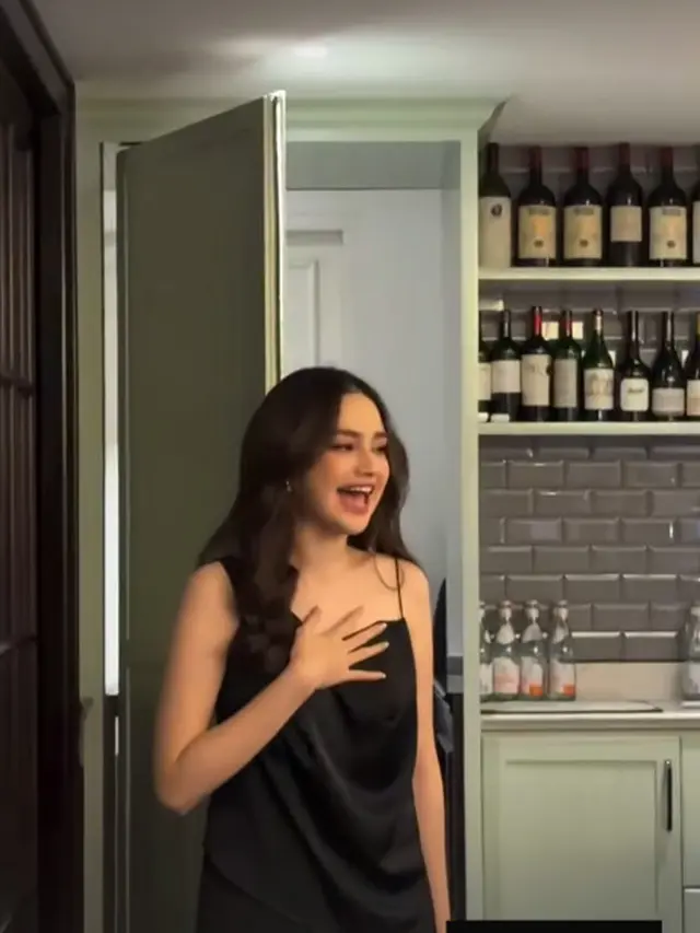 Tampilan Berkelas Syifa Hadju di Bridal Shower, Pakai Baju Hitam Putih dengan Tas dan Sepatu Branded