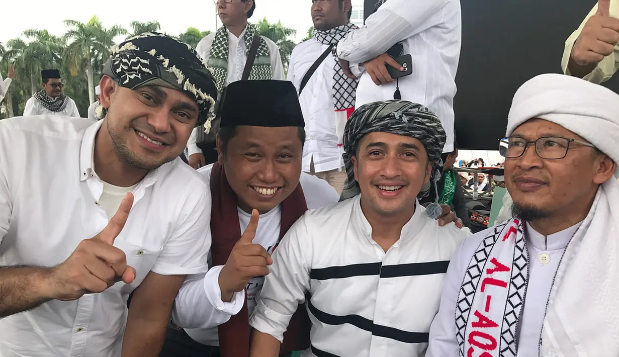 "kemarin, 171217 di Aksi Bela Palestina... tulis Irfan Hakim dalam keterangan foto. Ia terlihat bersama Ramzi, Nardi, dan Aa Gym dan masih banyak lagi  termasuk suasana aksi Bela Palestina. (Instagram/irfanhakim75)