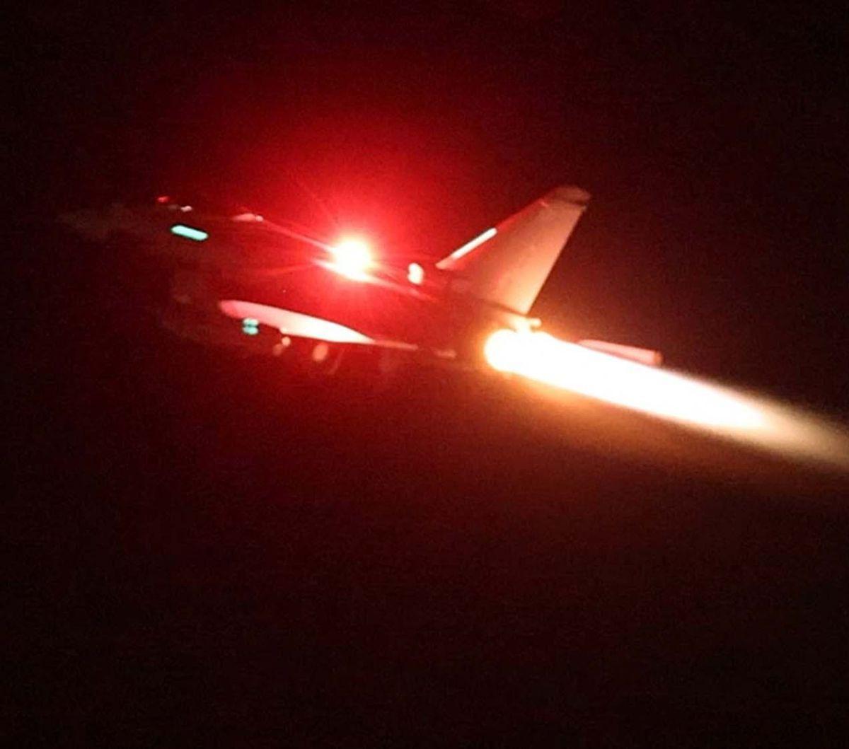Jet tempur Typhoon milik Angkatan Udara Inggris (RAF) bergabung dalam operasi militer Amerika Serikat (AS) untuk menyerang kelompok Houthi di Yaman, pada 12 Januari 2024. Serangan gabungan AS dan Inggris ini dilancarkan sebagai balasan untuk Houthi yang 