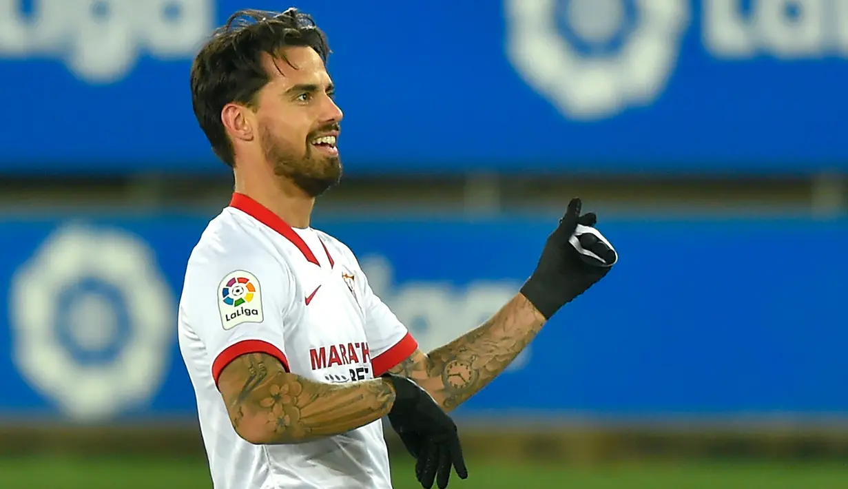 Gelandang Sevilla, Suso, melakukan selebrasi usai mencetak gol ke gawang Alaves pada laga lanjutan Liga Spanyol di Stadion Mendizorrotza, Rabu (20/1/2021) dini hari WIB. Sevilla menang 2-1 atas Alaves. (AFP/Ander Gillenea)