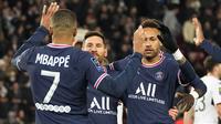 Penyerang PSG, Lionel Messi (tengah) merayakan dengan rekan setimnya Neymardan Kylian Mbappe setelah mencetak gol ke gawang Lorient pada pertandingan lanjutan Liga 1 Prancis di stadion Parc des Princes di Paris, Senin (4/4/2022). PSG menang telak atas Lorient 5-1. (AP Photo/Michel Euler)