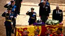 <p>Raja Charles III, Pangeran William, Putri Anne, memberi hormat bersama Pangeran Andrew untuk Ratu Elizabeth II saat prosesi pemindahan dari Istana Buckingham ke Istana Westminster di London, Inggris, 14 September 2022. Upacara pemakaman akan dilangsungkan di Westminster Abbey pada 19 September mendatang. (Ben Stansall/Pool via AP)</p>
