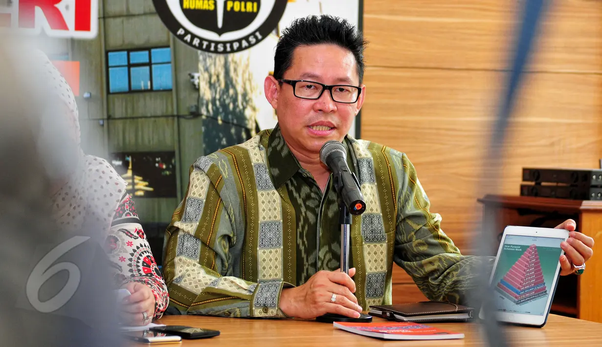 Ketum Asosiasi Penjualan Langsung Indonesia (APLI) Joko Komara saat rilis di Mabes Polri, Jakarta, Sabtu (30/5). Investasi Bodong bermodus MLM (Multi Level Marketing) bernama PT. Wandermind berhasil diringkus Polda Papua. (Liputan6.com/Yoppy Renato)
