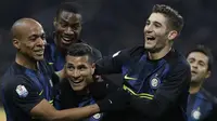 Para pemai Inter Milan merayakan gol Jeison Fabian Ceron Murillo (tengah) pada laga Coppa Italia melawan Bologna di Giuseppe Meazza, Milan, (17/1/2017). Inter Milan 3-2.  (AP/Luca Bruno)