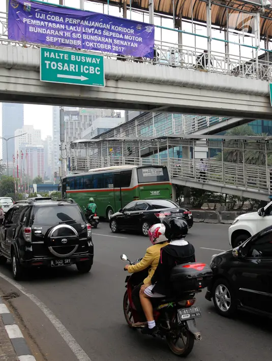 Sejumlah kendaraan melintasi jalan Sudirman, Jakarta, Senin (4/9). Sosialisai pembatasan lalu lintas sepeda motor diberlakukan mulai 12 September hingga Oktober 2017. (Liputan6.com/Faizal Fanani)