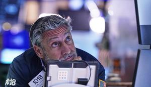 Pialang saham John Romolo bekerja di lantai Bursa Efek New York atau sering disebut Wall Street, Senin, 13 Oktober 2025. (Foto AP/Richard Drew)