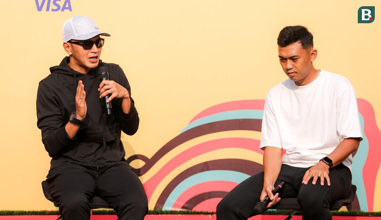 Dua legenda Persib Bandung, Zaenal Arif (kiri) dan Abdul Aziz (kanan) saat mengisi acara talk show dalam rangkaian acara Trophy Tour Experience menyambut Piala Dunia U-17 2023 di Cikapayang Dago Park, Bandung, Minggu (22/10/2023) pagi WIB. (Bola.com/Bagaskara Lazuardi)