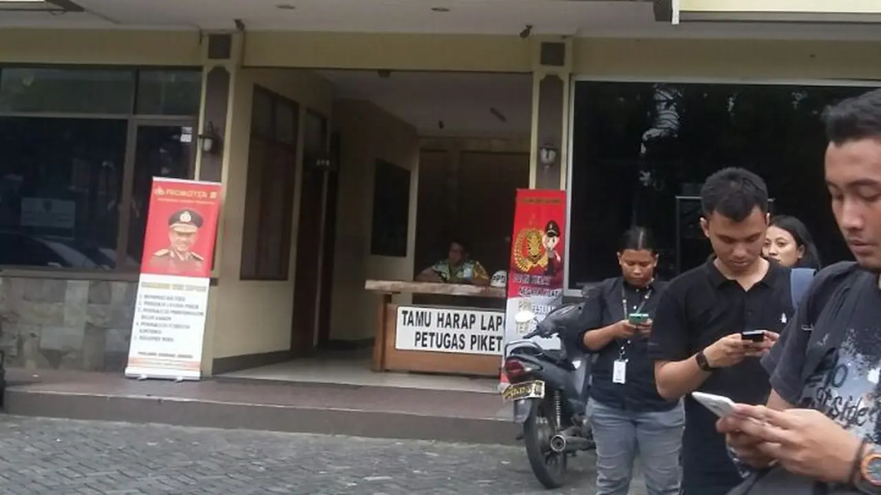  Ketua RT 01 RW 07 jadi korban pendemo yang menolak kedatangan calon gubernur petahana Basuki Tjahaja Purnama atau Ahok. 