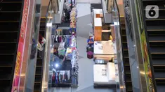 Aktivitas jual beli di Poins Square Lebak Bulus, Jakarta, Senin (4/1/2021). Dampak pandemi COVID-19, sejumlah pemilik kios di pusat berbelanjaan tersebut mengaku mengalami penurunanan omzet hingga 50 persen. (merdeka.com/Arie Basuki)