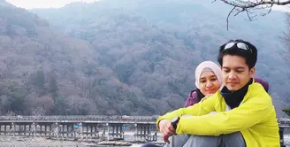 Pasangan Dimas Seto dan istri Dhini Aminarti beberapa waktu lalu mengunjungi Jepang. Selain berlibur, juga berbagi pengalamannya sebagai pebisnis. (Instagram/dimasseto_1)