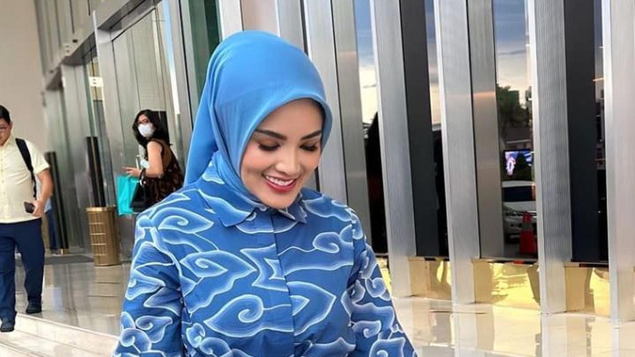 <b>Gaun Batik Mega Mendung untuk Tampilan Feminim</b>
