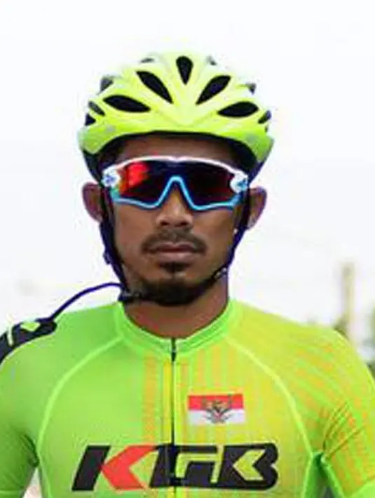 Muhammad Fadli Imammudin berjalan usai latihan di Sirkuit Sentul, Bogor, Rabu (23/2). Usai memutuskan pensiun pasca kecelakaan pada Juni 2015 lalu, kini M Fadli menatap Kejuaraan Asia Paracycling 2017. (Liputan6.com/Helmi Fithriansyah)