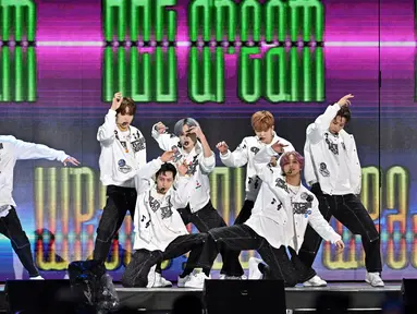 Grup K-Pop Korea Selatan NCT Dream tampil pada Dream Concert 2022 di Stadion Jamsil, Seoul, Korea Selatan, 18 Juni 2022. Dream Concert adalah konser K-Pop tahunan terbesar di Korea Selatan sejak tahun 1995, pada tahun 2020 dan 2021 Dream Concert diadakan secara online. (Jung Yeon-je/AFP)