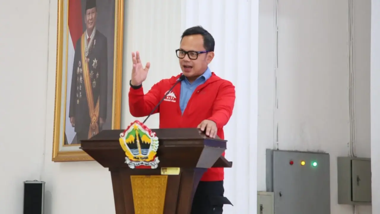 Wakil Menteri Dalam Negeri (Wamendagri) Bima Arya Sugiarto melantik jajaran pengurus Asosiasi Lari Trail Indonesia (ALTI) Provinsi Jawa Tengah Masa Bakti 2025-2029 di Wisma Perdamaian, Kota Semarang.