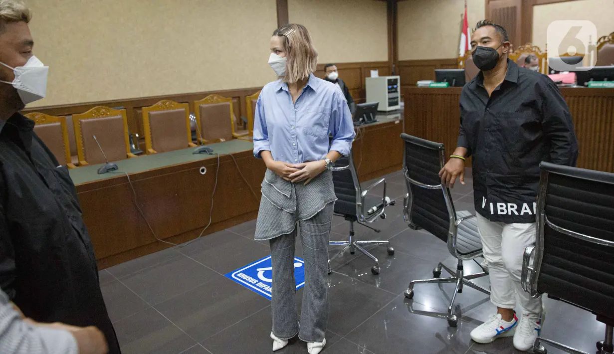 Terdakwa penyalahgunaan narkoba Nia Ramadhani (kiri) bersama Ardi Bakrie berjalan meninggalkan ruangan usai mengikuti jalannya sidang di PN Jakarta Pusat, Kamis (30/12/2021). Sidang tersebut beragendakan pledoi atas tuntutan Jaksa Penuntut Umum (JPU). (Liputan6.com/Faizal Fanani)