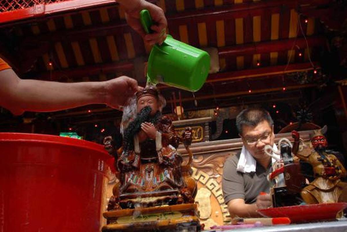 Memandikan patung dewa jelang perayaan Imlek