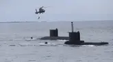 Prajurit TNI AL turun dari Helikopter Bell 412 EP Puspenerbal ke kapal selam KRI Alugoro (405) saat Sailing Pass di perairaan Teluk Jakarta, Kamis (2/10/2025). (Foto: Istimewa)