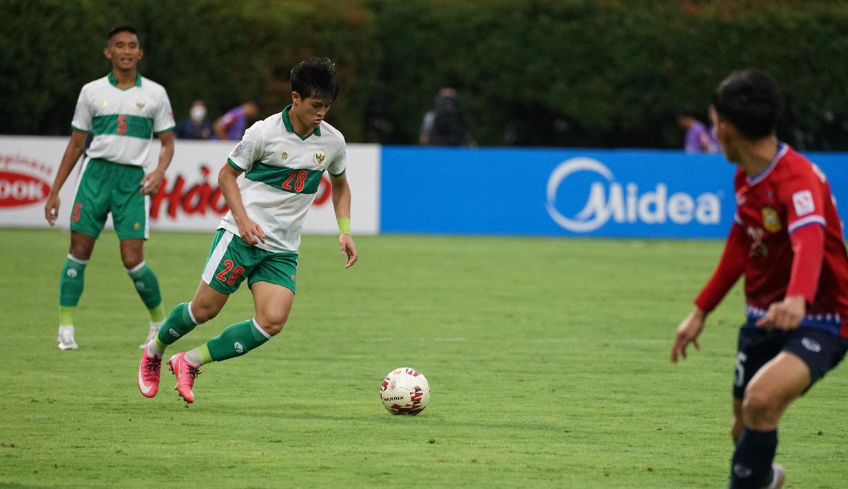 Alfeandra Dewangga (kanan) selalu dipercaya oleh Shin Tae-yong di lini bek tengah Timnas Indonesia. Dalam 360 menit, Dewangga mampu melakukan 4 tekel sukses, 15 sapuan, 3 block, dan 16 intersep. Ia juga tercatat membuat 1 assist, 2 umpan kunci, dan 2 dribel sukses selama fase grup. (Dok. PSSI)