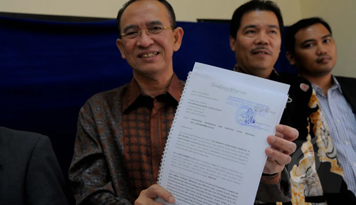 Suryadharma Ali menunjukkan berkas pengajuan pra peradilan status tersangkanya saat menggelar konferensi pers, Jakarta, Senin (23/2/2015). (Liputan6.com/Faisal R Syam)
