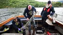Ahli genetika Universitas Otago Profesor Neil Gemmell (tengah) mengambil sampel air dari perairan Loch Ness, Drumnadrochit, Skotlandia, 11 Juni 2018. Ini merupakan studi terbesar yang pernah dilakukan pada wilayah air tawar terbesar di Inggris itu. (Andy Buchanan/AFP)
