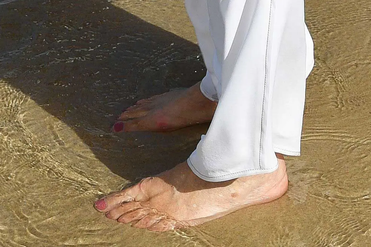 Istri Pangeran Charles Telanjang Kaki di Pantai Australia